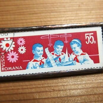ヴィンテージ切手のブローチ - ルーマニア ボーイスカウト赤の画像