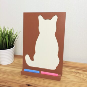 【ねこ雑貨】　白猫のチョークボード（Ａ４シルエット）　チョークが置けるスタンド付きの画像