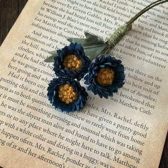 〈染め花〉秋色のmini daisyコサージュ(ネイビー)