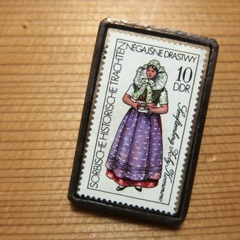 ヴィンテージ切手のブローチ - 東ドイツ 民族衣装１の画像
