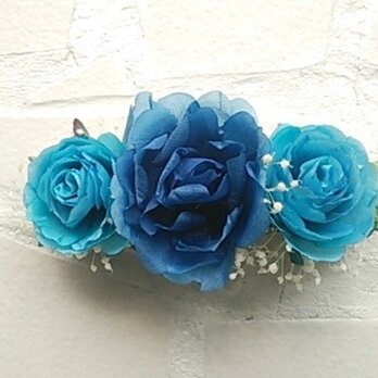 小さなブルーの薔薇のヘアアクセサリーの画像