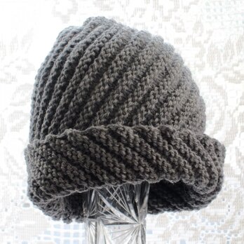 毛１００％　ななめ編みのニット帽子（濃いグレー）の画像