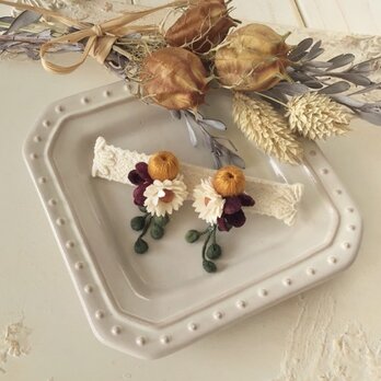 染め花と巻き玉のイヤリング(パープル&ホワイト&金茶)の画像