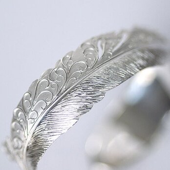 唐草×フェザーバングル【送料無料】銀に伝統技法の和彫りで羽根を彫り込んだアラベスクの腕輪の画像