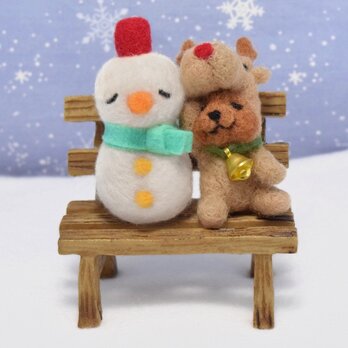 クリスマスの日のトナカイコグマさんと雪だるまさんの画像