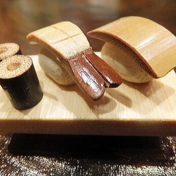 竹細工～細巻と握り寿司のブローチの画像