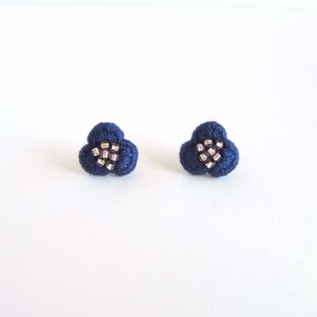 『ちいさなネイビー花びらの手刺繍』ピアス01