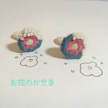 お花の刺繍ピアスの画像