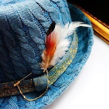 white x red feather hatpinの画像