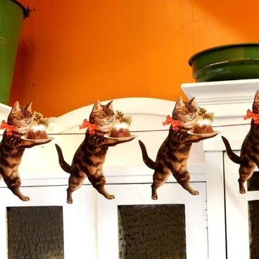 英国製ペーパーガーランド プディングを運ぶネコ【England】 DA-ADG013 CATS