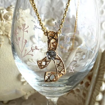 ゴールドレースリボンのネックレス