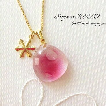 ガラスのマゼンダと雪の結晶・ネックレス(フュージング)