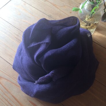 草木染めリネンガーゼストール（ログウッド、紺色）