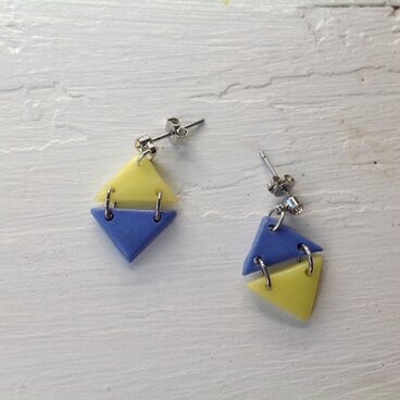 レモン色とライトブルーのダイヤ型ピアス。