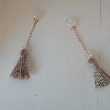 タッセルイヤリング（ベージュ）