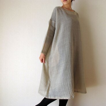 ウールガーゼ（ウール100%）のワンピース（ベージュグレー）