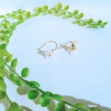 小さな小さなお花のピアス