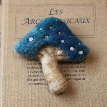 きのこブローチ 青色