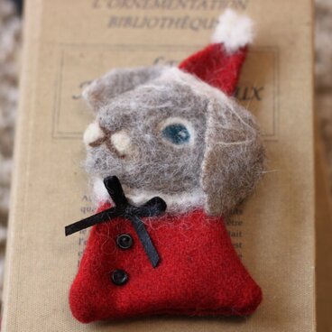 サンタうさぎブローチ