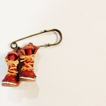 本革編み上げブーツスイングブローチ<赤>