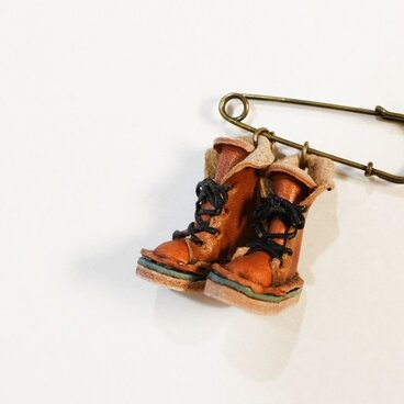 本革編み上げブーツスイングブローチ<茶>