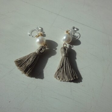 ひと粒淡水パールとタッセルのイヤリング（ベージュ）
