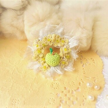 青い姫リンゴのリースブローチ（レース編み）