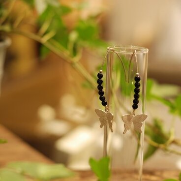 蝶のピアス-オニキス