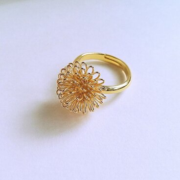 大人エレガントなゴールドフラワーリング