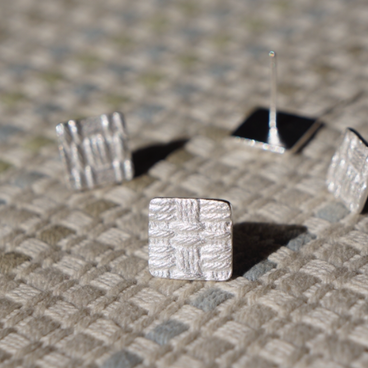 ぬくもりのあるテクスチャーピアス【ラグ】