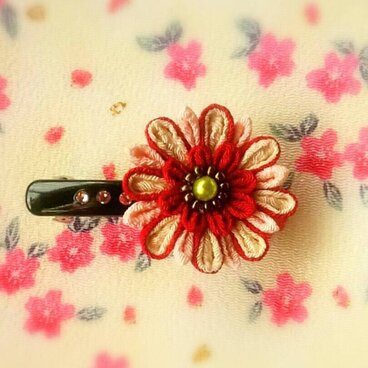 赤いお花のパッチン止め