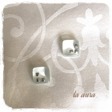 スクエアinスクエアガラスタイルピアス（白Ｘシルバー）