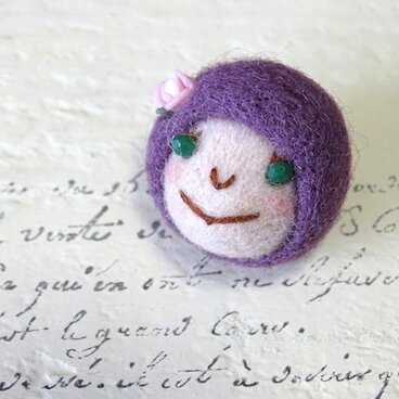 ピンバッジ　おんなのこ〈ムラサキ〉