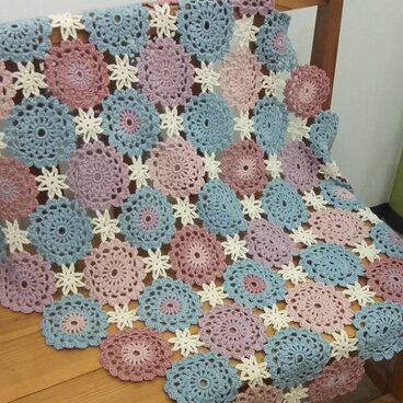 花モチーフの膝掛け