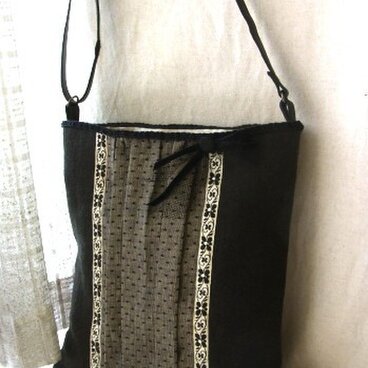 お花モチーフのモノトーン斜めがけショルダー（墨黒／ブラック／ドット／手染めリネン）