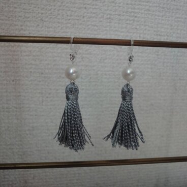 ひと粒淡水パールとタッセルのイヤリング（グレー）