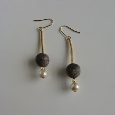 土とメタルのピアス