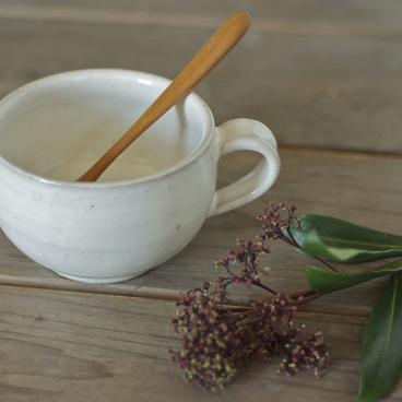 白い陶器の丸ティーカップ