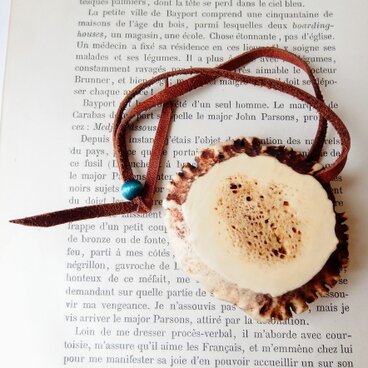 エゾシカの鹿角　知床産　鹿角の飾り　鹿の御守り　鹿革紐＆ウッドビーズ　6.5cm +*アニマルメディスン