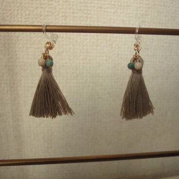 タッセルイヤリング（ベージュ）