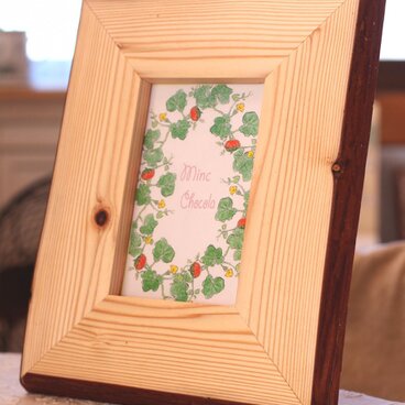 ハガキサイズの額・写真たて・フォトフレームです。