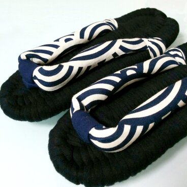 ももたろう様★布ぞうり《黒・柄》23〜25cm