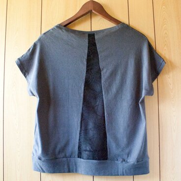 蜘蛛の巣柄のチュールで切り替えたちょっとロックなプルオーバー