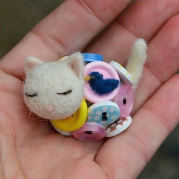 ネコボタンブローチ