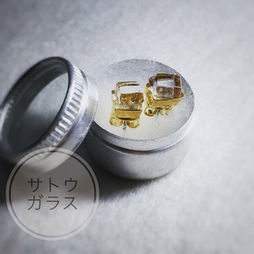 透明ガラスの金彩ピアス