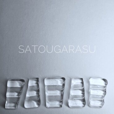 ---波紋--- 透明なガラスの大人ピアス 波