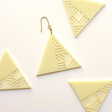 アクリルピアス【三角】/アイボリー