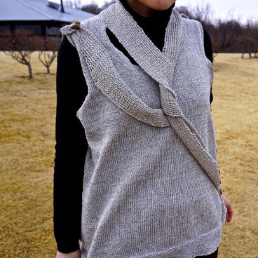 ベスト（マフラーカラー）（素材＝麻・竹、染料＝ヤシャブシ）＜作品No. B-426＞