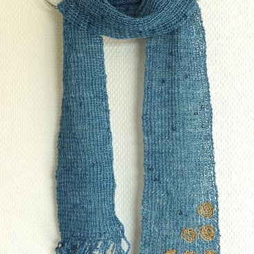 マフラー(「ぐるぐる」刺繍）　素材＝麻100% 染料＝藍・タマネギ皮　＜作品No. F-340＞