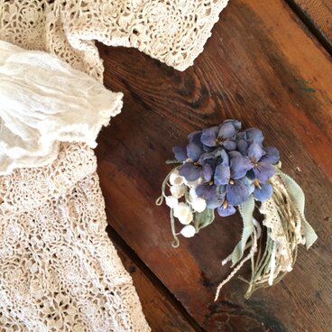 布花コサージュ　すずらんとすみれの花束